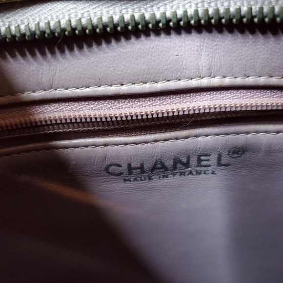 AUTHENTIC CHANEL PATENT MEDALLION - Picture 10 of 10